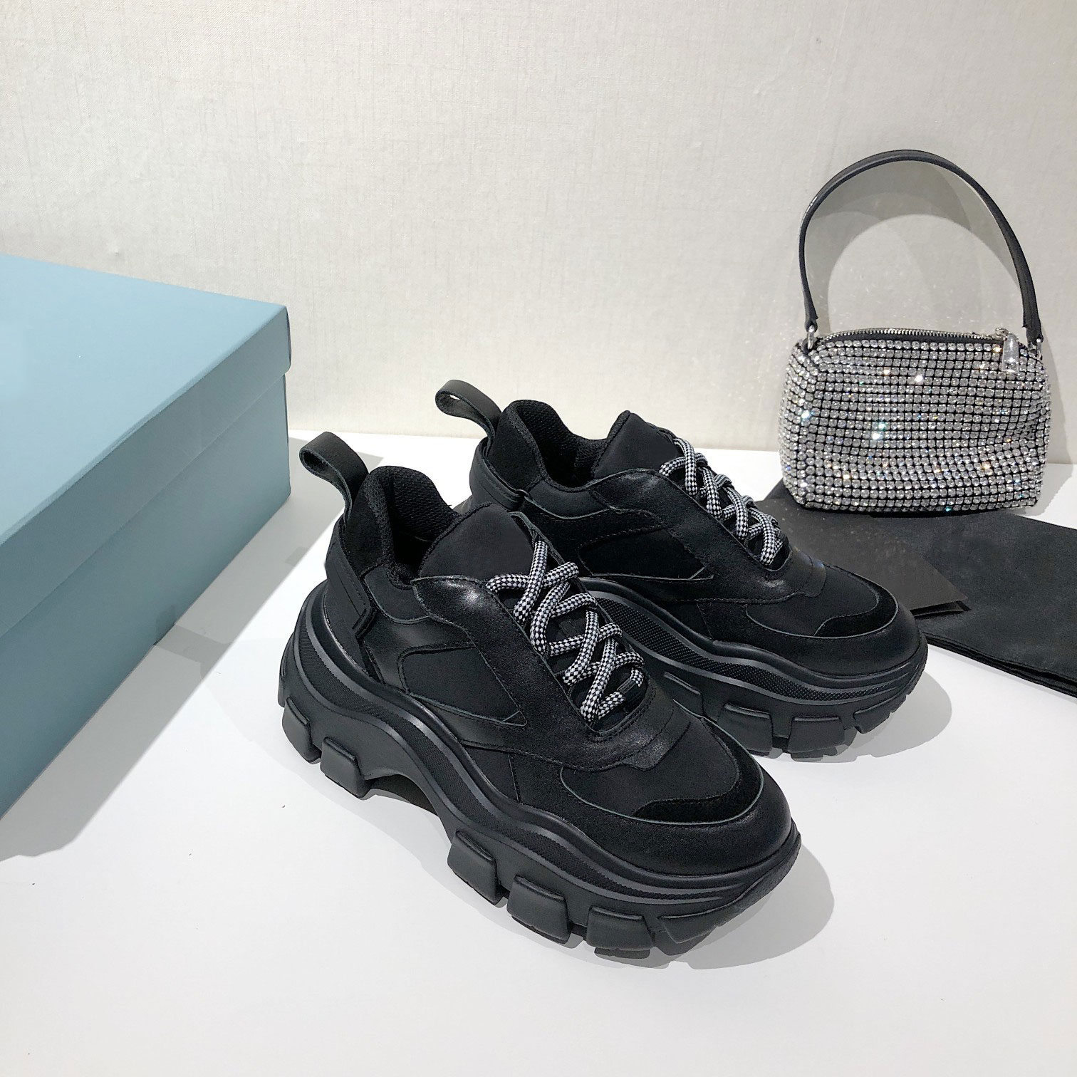 Designer Sneakers women Casual Shoes Reflective Shoes Vintage Suede Leather Trainers All-match Stylist Sneaker Patchwork Leisure Shoe Platform Lace-up Print, Box
Designer Sneakers women Casual Shoes Reflective Shoes Vintage Suede Leather Trainers All-match Stylist Sneaker Patchwork Leisure Shoe Platform Lace-up Print, Box