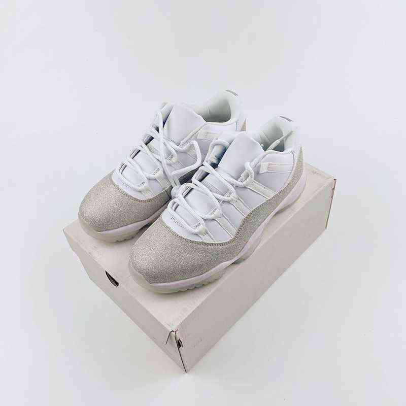 Low 11 WMNS Metallic Silver White Vast Grey Men women Basketball Shoes good quality 11s Jumpman Ladies Mens Trainer Sneakers AR0715-100
Low 11 WMNS Metallic Silver White Vast Grey Men women Basketball Shoes good quality 11s Jumpman Ladies Mens Trainer Sneakers AR0715-100