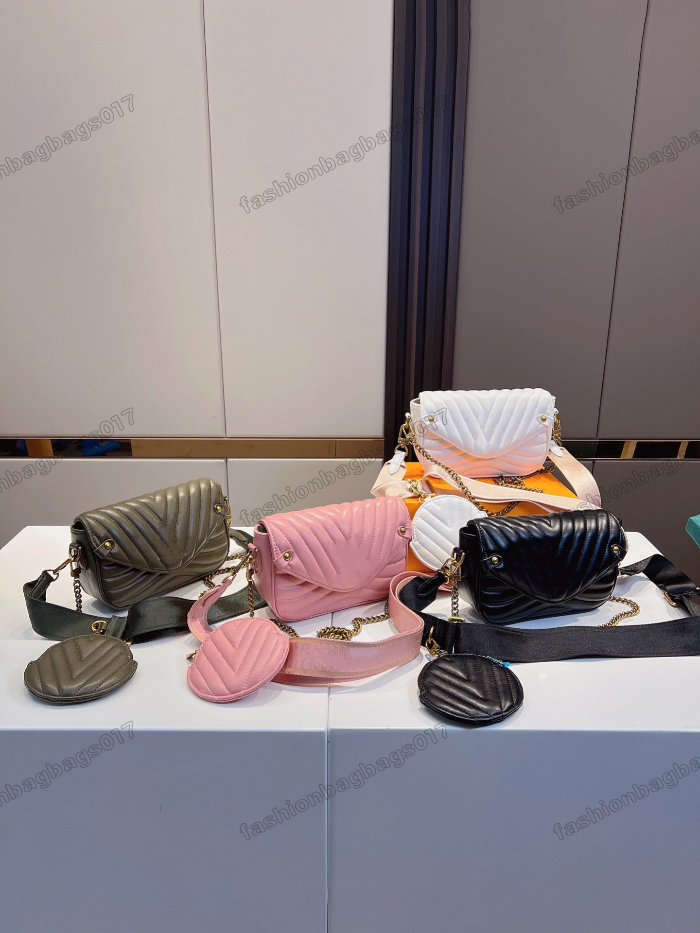New Wave Multi Pochette M56461 Shoulder Bag Metal Logo Quilted Leather Magnetic Flap Bag with Round Coin Purse 2sets Designers Cross Body
New Wave Multi Pochette M56461 Shoulder Bag Metal Logo Quilted Leather Magnetic Flap Bag with Round Coin Purse 2sets Designers Cross Body
