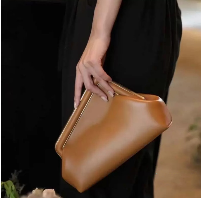 Designer Handbags 2021 Newest Clutch Bag Metal Hemming Genuine Leather New Fashion women handbag Ladies Single Shoulder Messenger, White
Designer Handbags 2021 Newest Clutch Bag Metal Hemming Genuine Leather New Fashion women handbag Ladies Single Shoulder Messenger, White