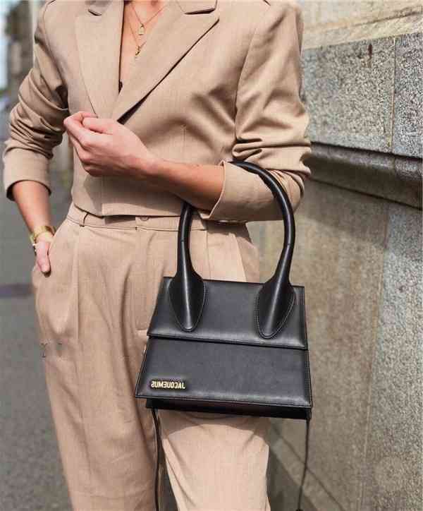 Designer Handbag Autumn and winter niche designer Jacquems Portable Single Shoulder Messenger high-capacity women's bag, Dark brown plain
Designer Handbag Autumn and winter niche designer Jacquems Portable Single Shoulder Messenger high-capacity women's bag, Dark brown plain