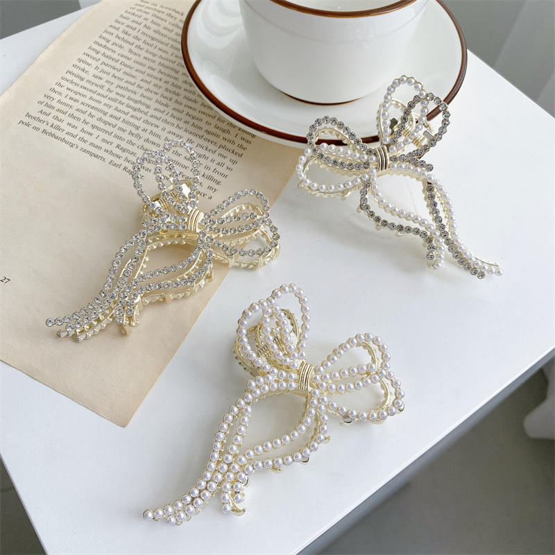 Length 10 CM Pearl Crystal Hollow Out Bow-tie Hair Clamps Women Large Bath Scrunchies Alloy Hair Clips Claw European Female Head Wear Ponytail Hairpins Accessories
Length 10 CM Pearl Crystal Hollow Out Bow-tie Hair Clamps Women Large Bath Scrunchies Alloy Hair Clips Claw European Female Head Wear Ponytail Hairpins Accessories