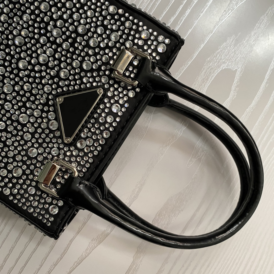 Large Capacity Vintage Elegant Tote Bag With Diamond Crystal Crossbody Gypsophila, Black
Large Capacity Vintage Elegant Tote Bag With Diamond Crystal Crossbody Gypsophila, Black