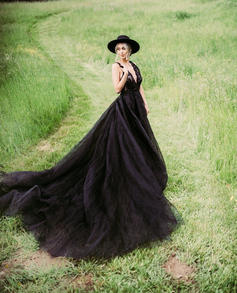 Vintage Black Beach A Line Wedding Dress Sexy Side Split Long Train Bridal Gowns Charming Deep V-neck Open Back Gothic Wedding Dresses Boho Robe De Ma