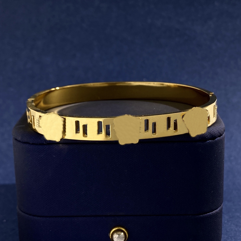 Luxury Designer Bracelet Titanium Steel Bangle Fashion Gold Silver Chain Link Pendent Bracelets For Women Wedding Jewelry Size 17Cm With Box 2022
Luxury Designer Bracelet Titanium Steel Bangle Fashion Gold Silver Chain Link Pendent Bracelets For Women Wedding Jewelry Size 17Cm With Box 2022