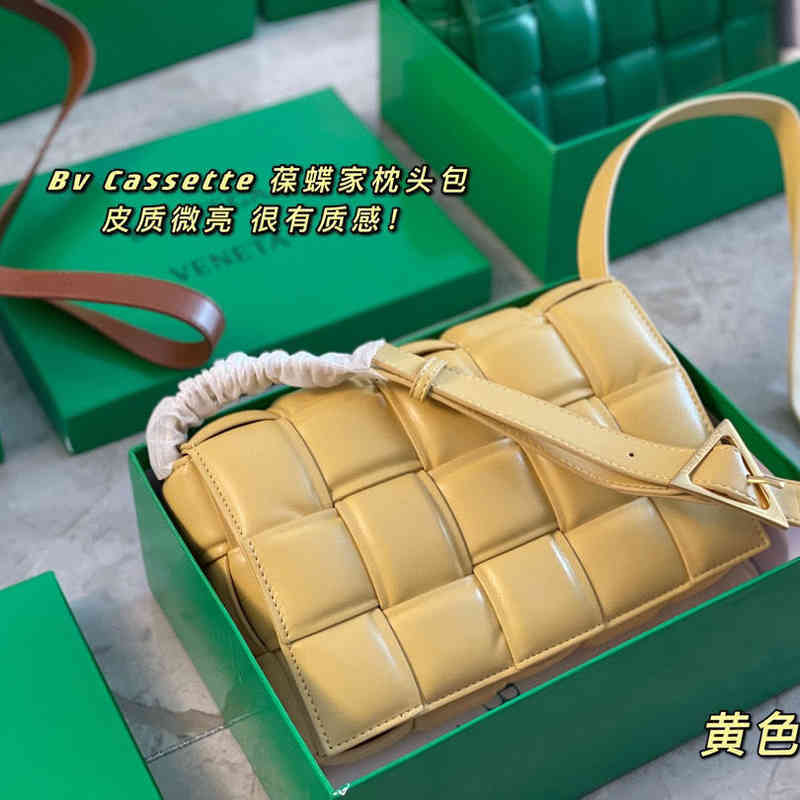 Original Luxury Designer classic s Venetasss Handbags pillow bag 26 18 gift box packaging made of leather, Black color
Original Luxury Designer classic s Venetasss Handbags pillow bag 26 18 gift box packaging made of leather, Black color