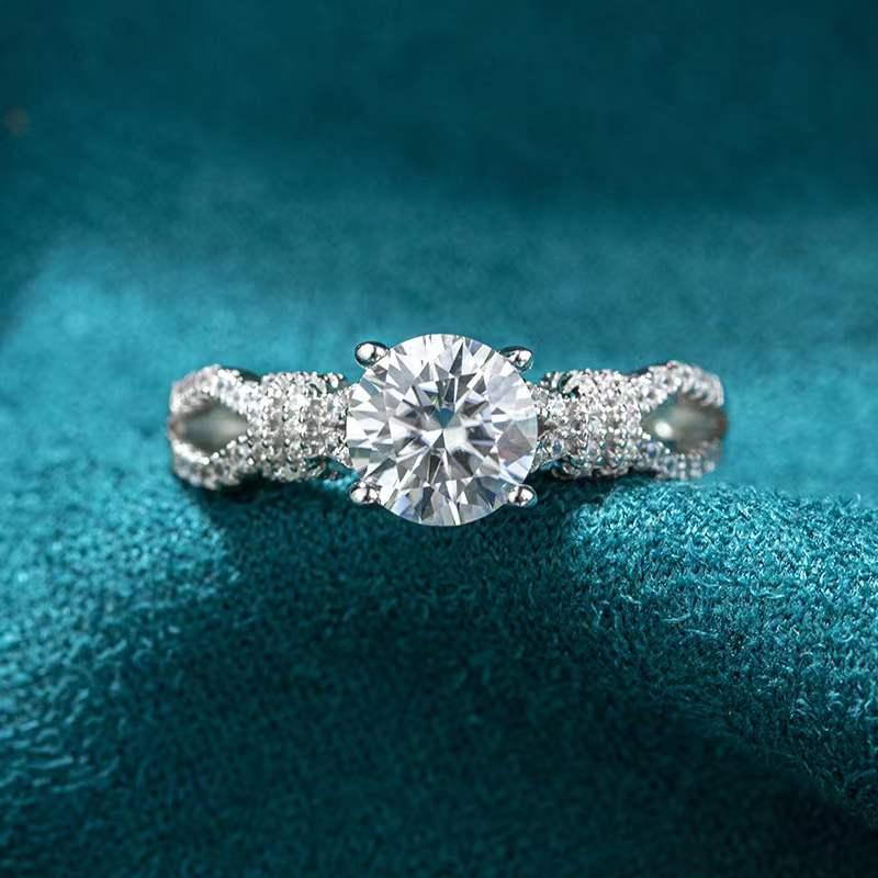 Cluster Rings Trendy S925 Silver 1ct D Color VVS1 Round Moissanite Ring For Women Plated White Gold Wedding Adjustable Anniversary GiftClust
Cluster Rings Trendy S925 Silver 1ct D Color VVS1 Round Moissanite Ring For Women Plated White Gold Wedding Adjustable Anniversary GiftClust