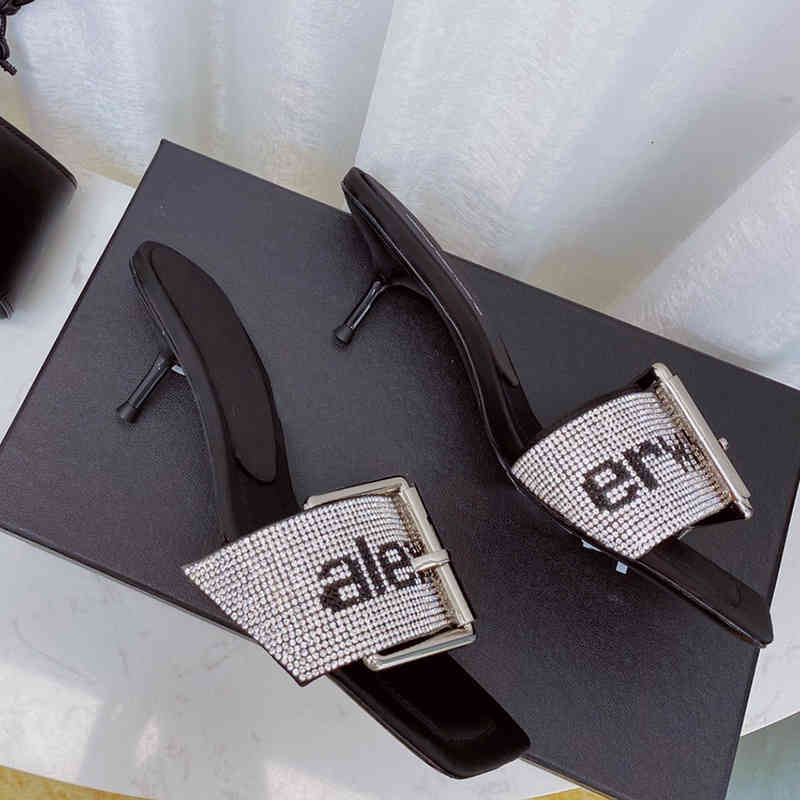 Slippers Wang 's style Buckle slippers square head belt buckle sandals sexy fashionable high heels, 2# shoe box
Slippers Wang 's style Buckle slippers square head belt buckle sandals sexy fashionable high heels, 2# shoe box