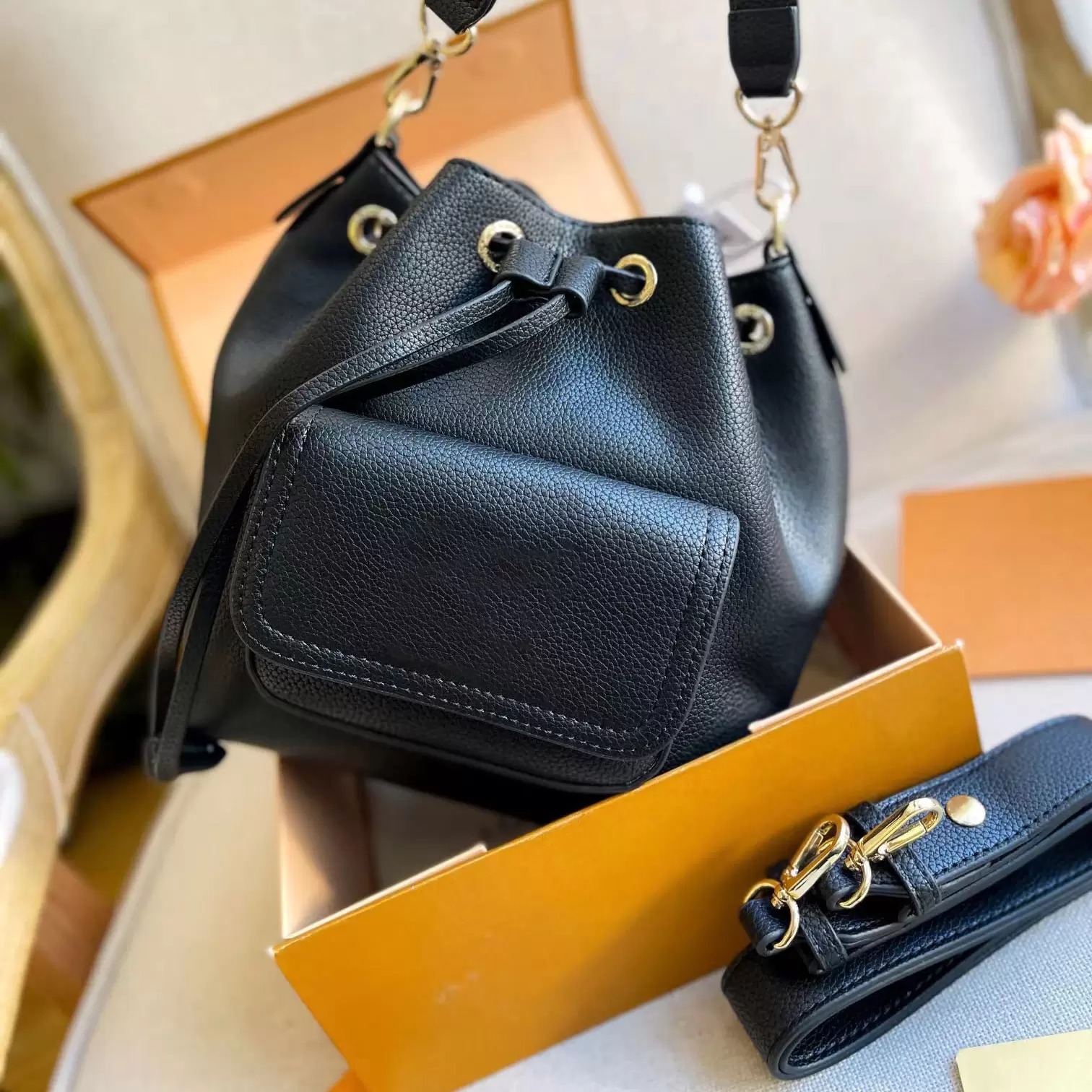2022 LockMe Bucket Bag Grained Leather Collection Womens Luxurys Designers Cross body Bags Handbags Purses Crossbody, Customize
2022 LockMe Bucket Bag Grained Leather Collection Womens Luxurys Designers Cross body Bags Handbags Purses Crossbody, Customize