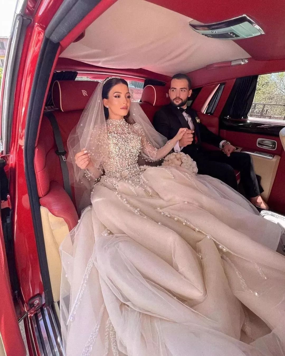 Ball Gown Wedding Dresses High Neck Portrait Long Sleeves Pearls Beads Sequins Appliques Lace Ruffles or Length Bridal Gowns Plus Size robes de soiree