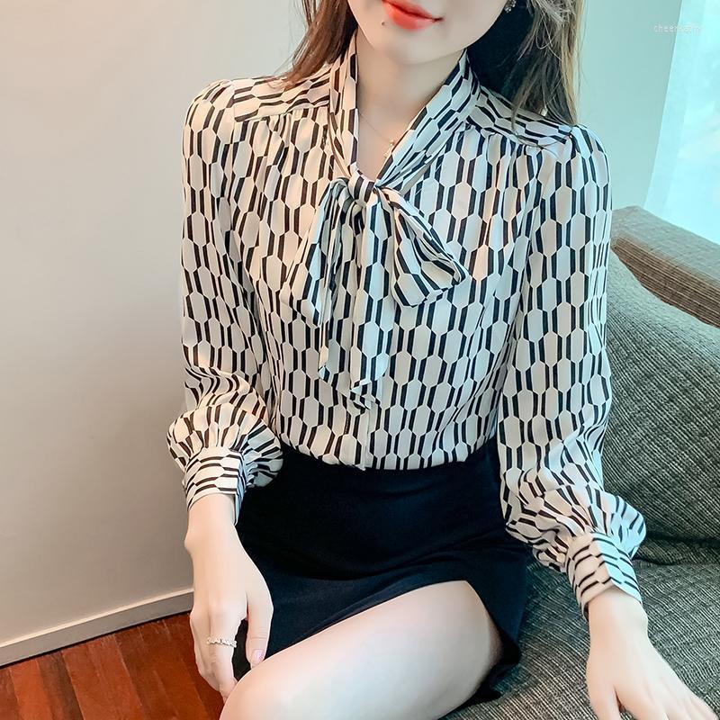 Women's Blouses & Shirts Color Matching Satin For Women 2022 Spring Black And White Plaid Printed Chiffon Bow CollarWomen's Chee22
Women's Blouses & Shirts Color Matching Satin For Women 2022 Spring Black And White Plaid Printed Chiffon Bow CollarWomen's Chee22