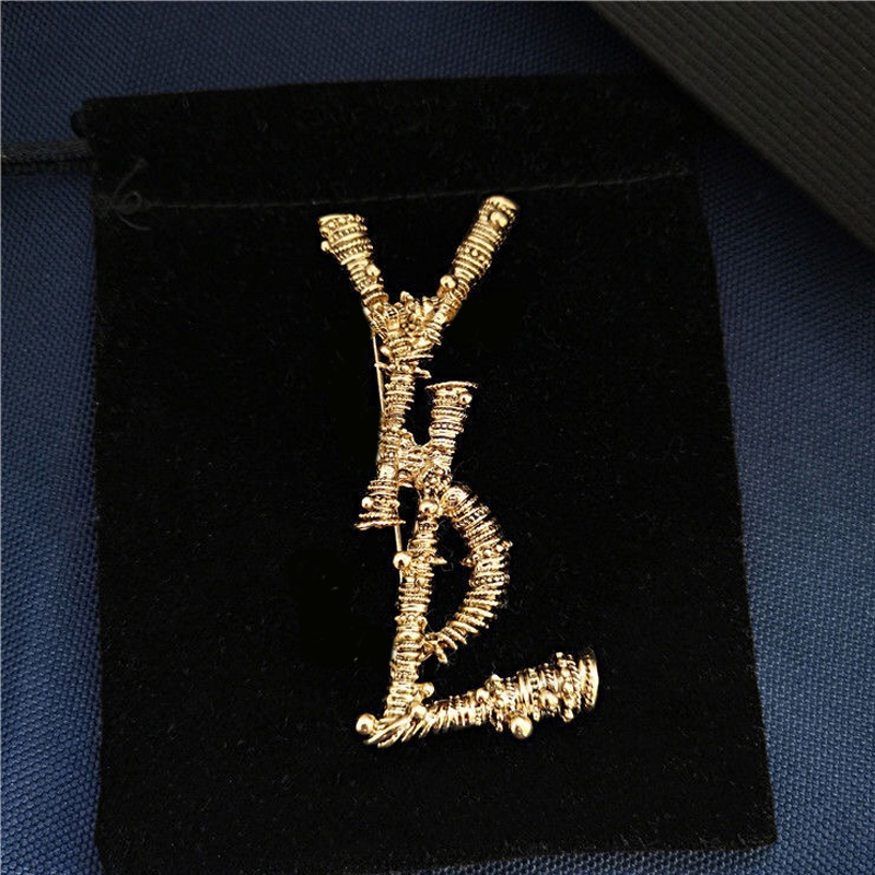 Metal Letter Brooch with Stamp on the Back Special Design Letters Brooches Suit Lapel Pin for Women Men Top Quality
Metal Letter Brooch with Stamp on the Back Special Design Letters Brooches Suit Lapel Pin for Women Men Top Quality