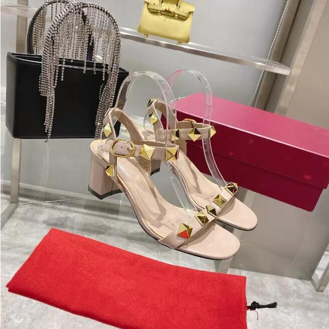 2021 Designer Leather women Sandals Summer Flat Slipper fashion beach woman Big head Rainbow letters slippers with box size 41
2021 Designer Leather women Sandals Summer Flat Slipper fashion beach woman Big head Rainbow letters slippers with box size 41