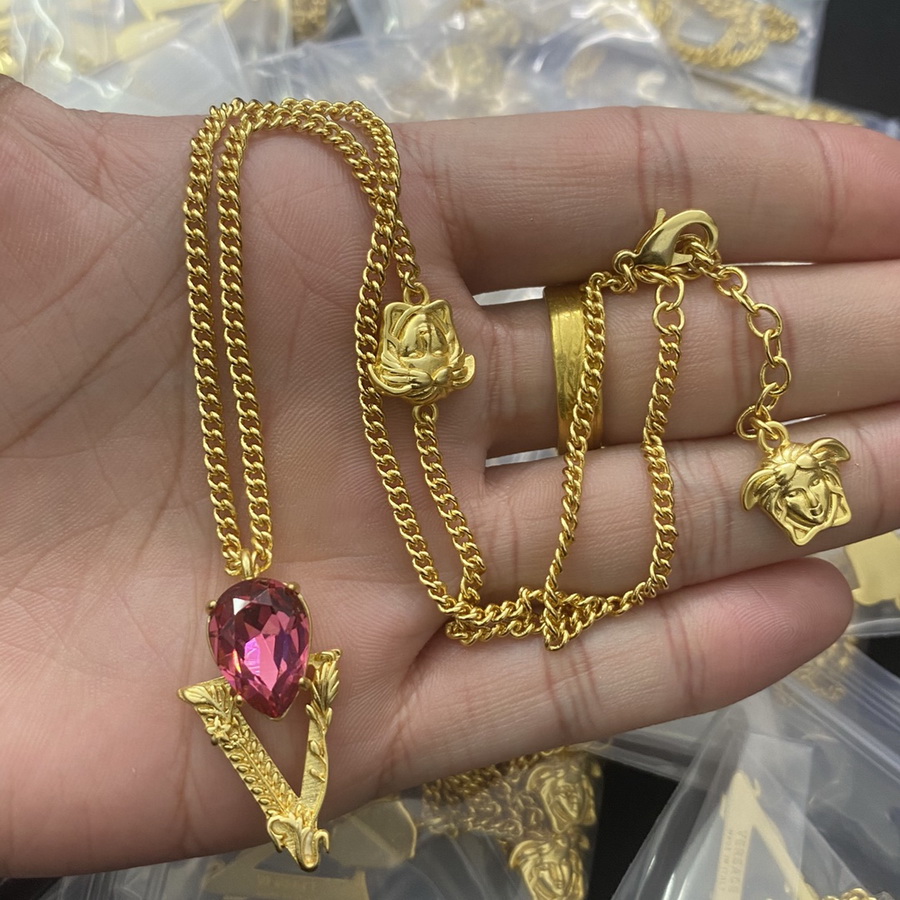 Fashion new designed Pendants Cuba thick chain necklace Banshee Medusa head portrait 18K gold plated women's ladies necklaces Designer Jewelry
Fashion new designed Pendants Cuba thick chain necklace Banshee Medusa head portrait 18K gold plated women's ladies necklaces Designer Jewelry