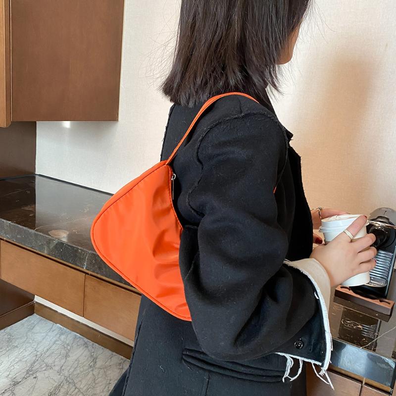 Evening Bags Solid Color Oxford Cloth Shoulder Women Zipper Underarm Bag 2022 Elegant Ladies Shopping Top-handle Handbags, White
Evening Bags Solid Color Oxford Cloth Shoulder Women Zipper Underarm Bag 2022 Elegant Ladies Shopping Top-handle Handbags, White