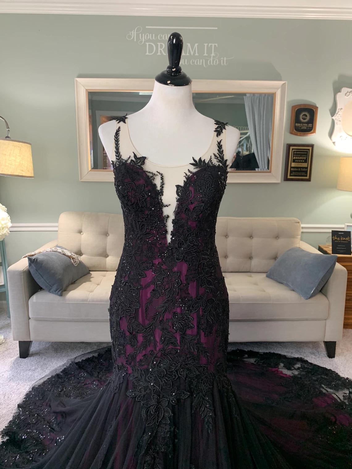 Vintage Purple and Black Mermaid Wedding Dresses Gothic Applique Beaded Sheer Neck Covered Buttons Bridal Gown Robe De Mariage