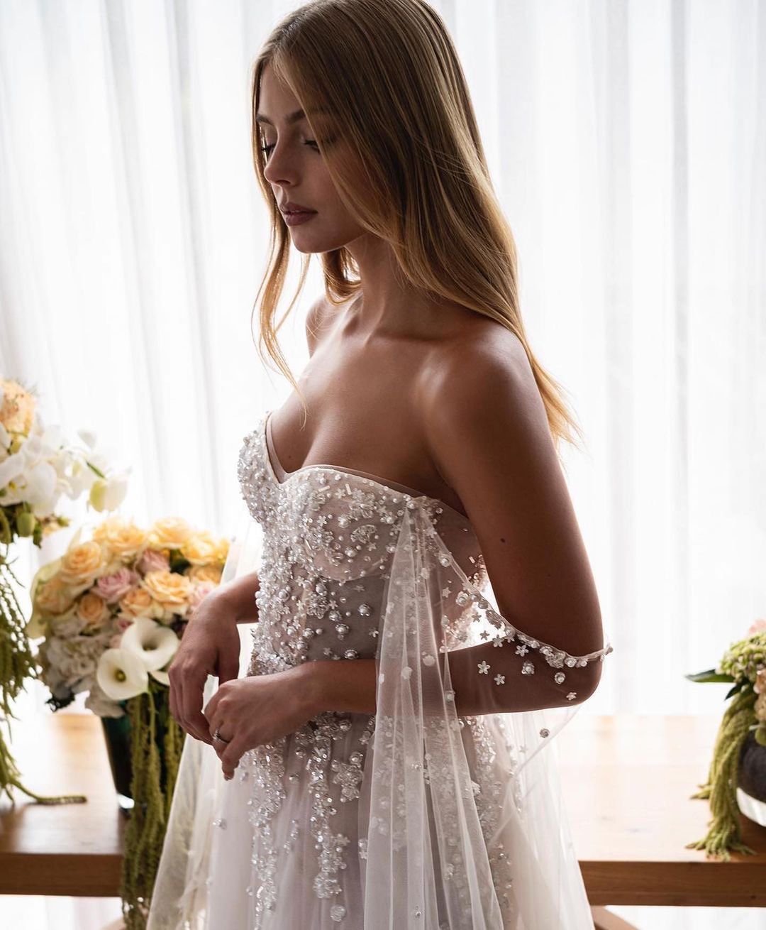 Sheath Wedding Dresses Off Shoulder Lace Applique Sequins Strapless High Waist Sweetheart Neck Sweep Train Sleeveless Summer Beach Wedding Dress robes