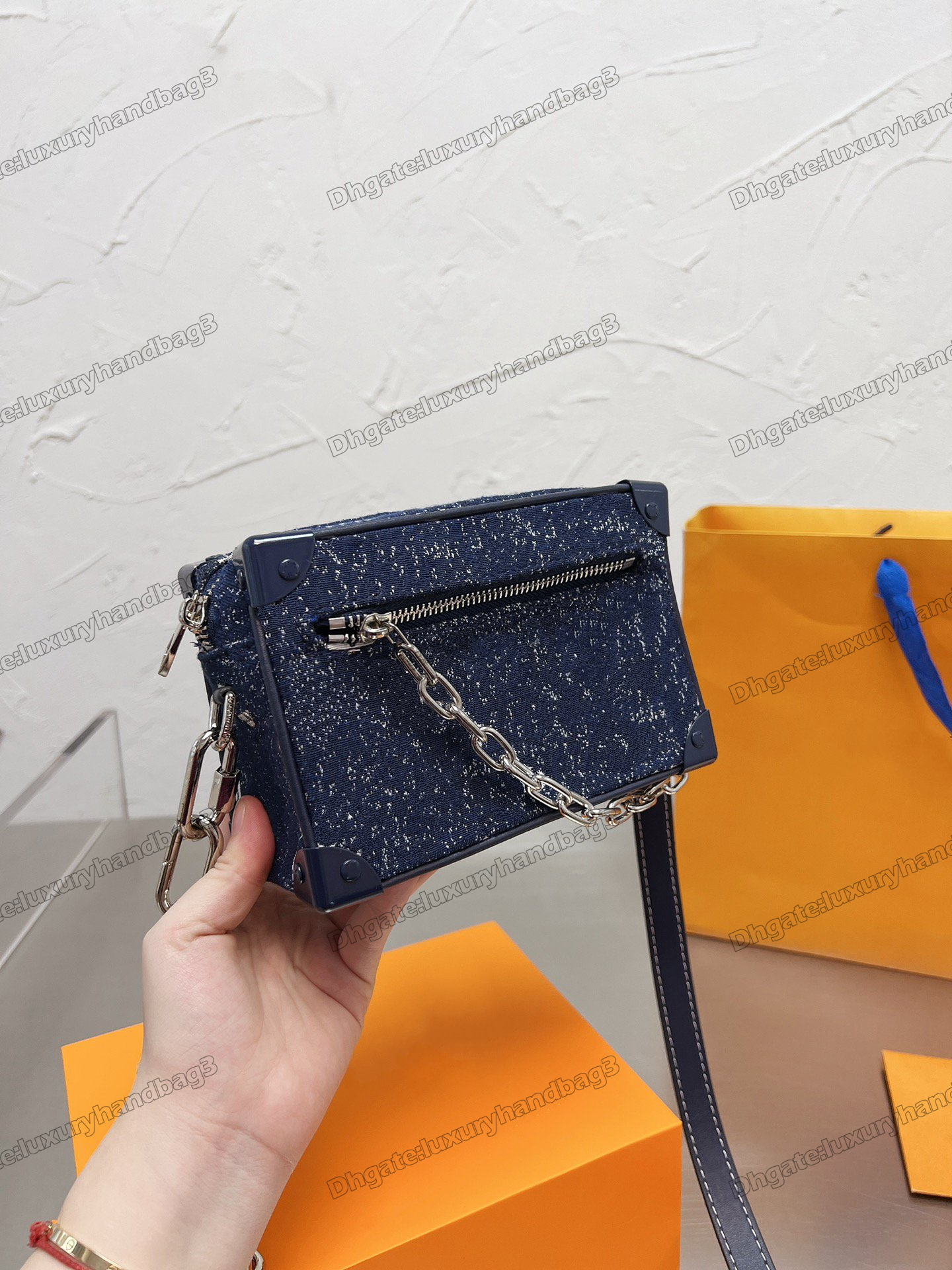 Mini Soft Trunk Cross Body Bag Navy Blue Denim Jacquard Chain Letter Flower Vintage boxy Purse Wallet Small Luxurys designers Handbags Purses
Mini Soft Trunk Cross Body Bag Navy Blue Denim Jacquard Chain Letter Flower Vintage boxy Purse Wallet Small Luxurys designers Handbags Purses