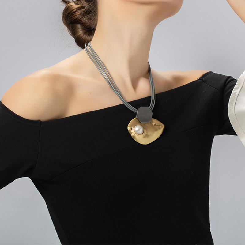 Chokers Amorcome Multistrand Leather Cord Necklace Pearls Irregular Alloy Metal Pendants Collar Womens Girls Teens Casual Jewelry GiftChoker
Chokers Amorcome Multistrand Leather Cord Necklace Pearls Irregular Alloy Metal Pendants Collar Womens Girls Teens Casual Jewelry GiftChoker