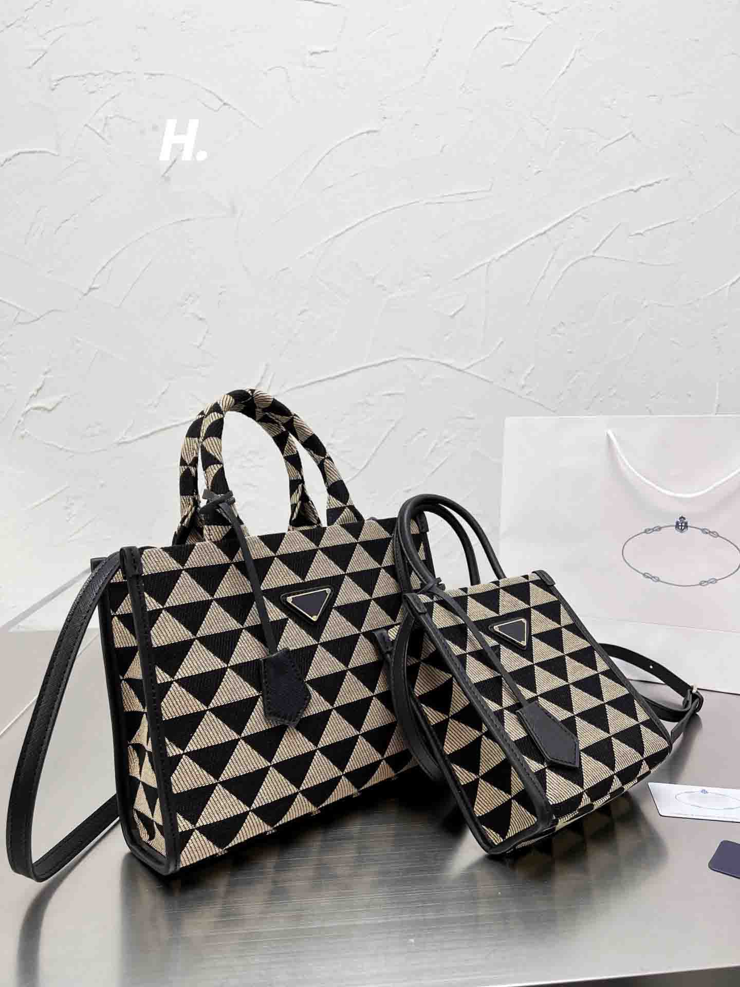 HH Designer Curve Tote shoulder bags Women Shopping bag satchel high Quality luxury messenger Cross Body Handbag for man original fabric purse sacoche, Add shipping fee
HH Designer Curve Tote shoulder bags Women Shopping bag satchel high Quality luxury messenger Cross Body Handbag for man original fabric purse sacoche, Add shipping fee