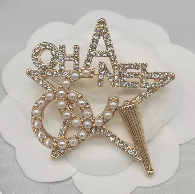 20color Women Letters Brooches Brand Designer Small Sweet Wind 18K Gold Crystal Pearl Letters Suit Dress Pins Party Gift Specifications
20color Women Letters Brooches Brand Designer Small Sweet Wind 18K Gold Crystal Pearl Letters Suit Dress Pins Party Gift Specifications