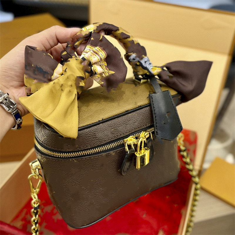 VANITY PM leather shoulder Crossbody Bag Designer Handbags women with strap cosmetic bags makeup M45165 M45780 louiseitys viutonitys mini soft trunk, Colour 2
VANITY PM leather shoulder Crossbody Bag Designer Handbags women with strap cosmetic bags makeup M45165 M45780 louiseitys viutonitys mini soft trunk, Colour 2