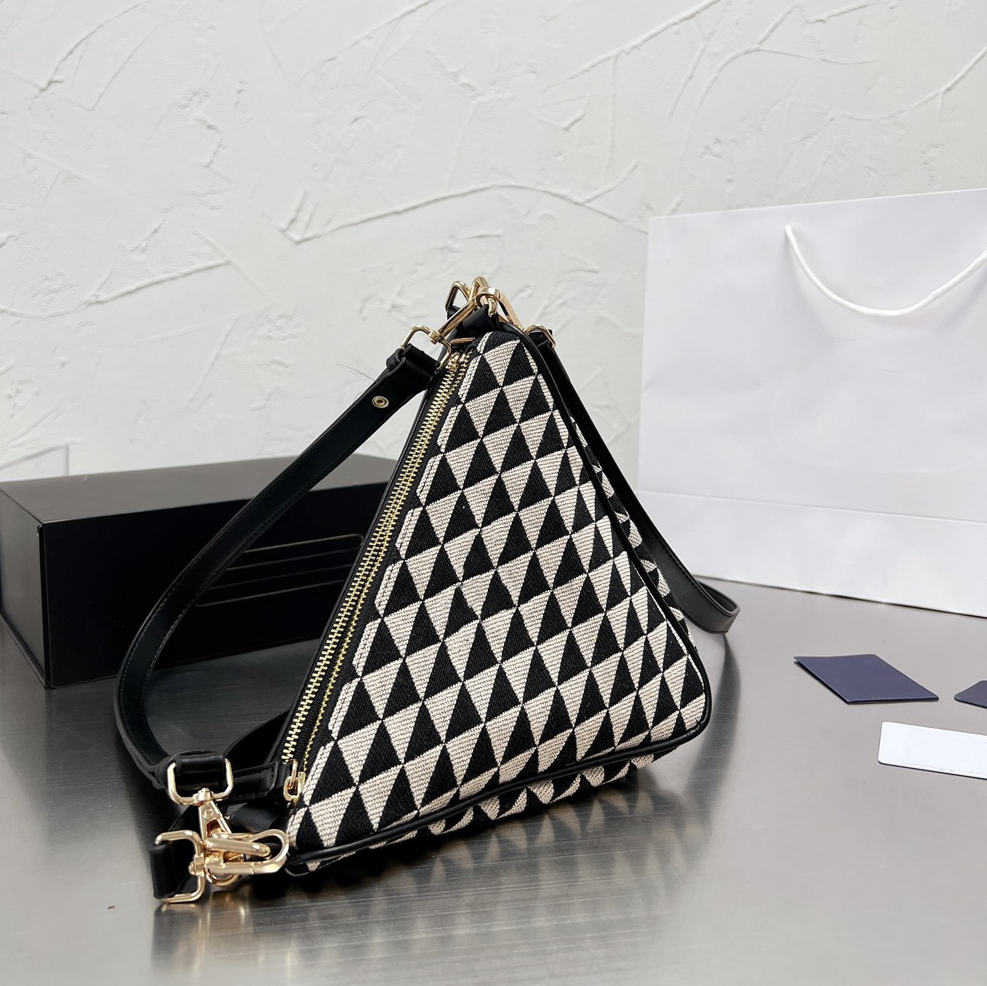 High Quality Designer Evening Bag 2 in 1 Shoulder Bag Fashion Classic Versatile Women's Triangle Bag 2022 SS Women's Woven, Black
High Quality Designer Evening Bag 2 in 1 Shoulder Bag Fashion Classic Versatile Women's Triangle Bag 2022 SS Women's Woven, Black