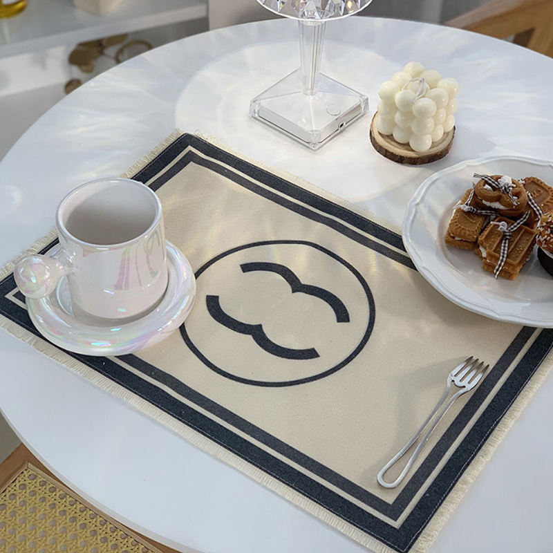 2022 Fashion Table Mat Designer Restaurant Decor Cotton Linen Luxury Imitation Water Decorative Mat Antifouling Tablecloth 2203186WU
2022 Fashion Table Mat Designer Restaurant Decor Cotton Linen Luxury Imitation Water Decorative Mat Antifouling Tablecloth 2203186WU