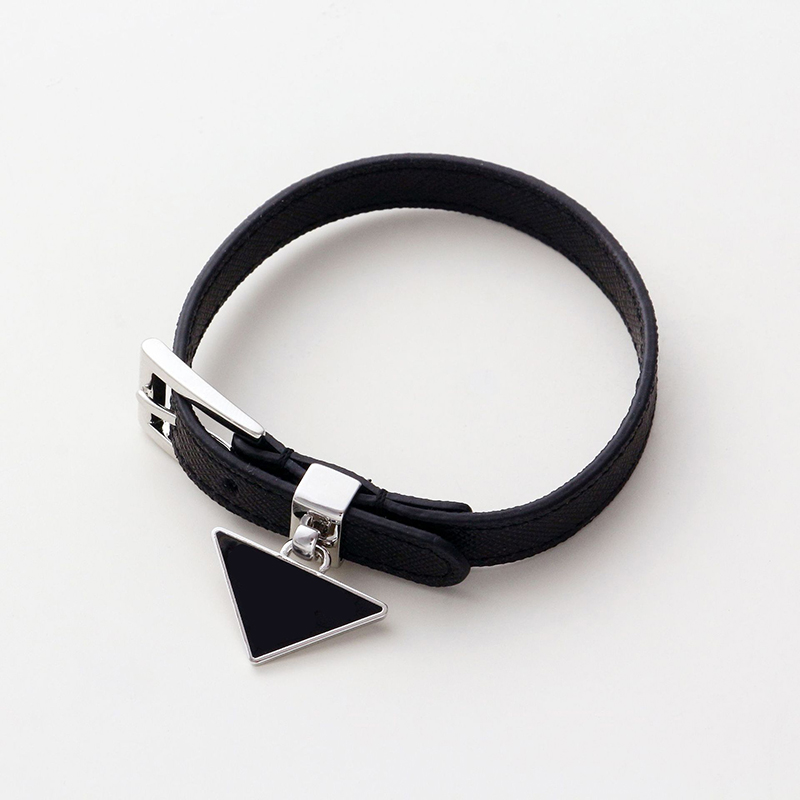 Mens Clover Bracelet Classic Designer Women Leather Bracelets Jewelry Luxury Casual Men Womens Unisex Triangle Fashion p Bracelets 2205161D
Mens Clover Bracelet Classic Designer Women Leather Bracelets Jewelry Luxury Casual Men Womens Unisex Triangle Fashion p Bracelets 2205161D