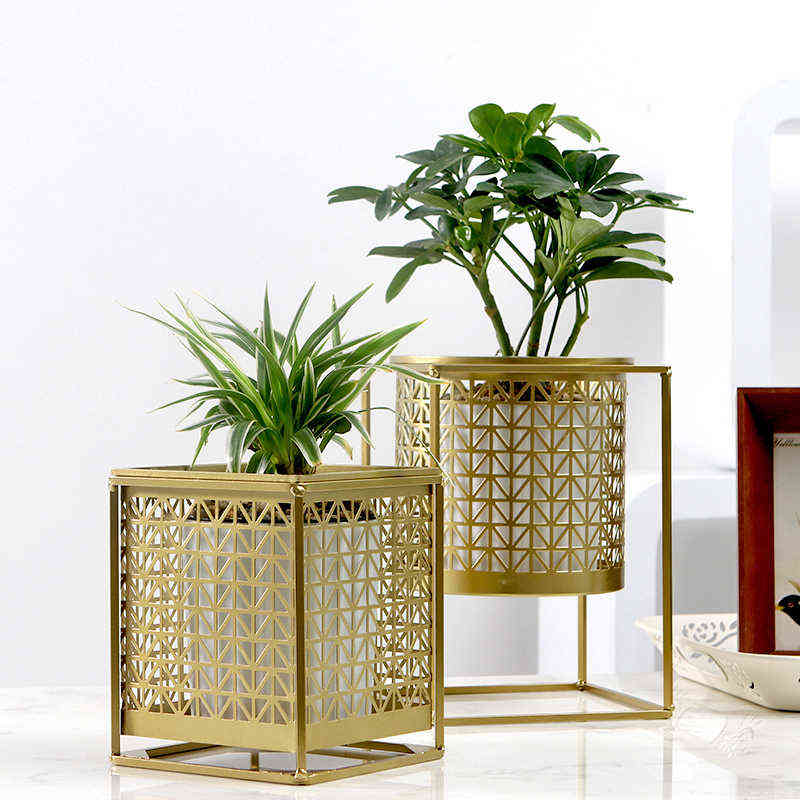 Nordic light luxury gold hollowed flower pot creative fashion balcony plant stand simple atmosphere indoor decorative shelf H220423
Nordic light luxury gold hollowed flower pot creative fashion balcony plant stand simple atmosphere indoor decorative shelf H220423