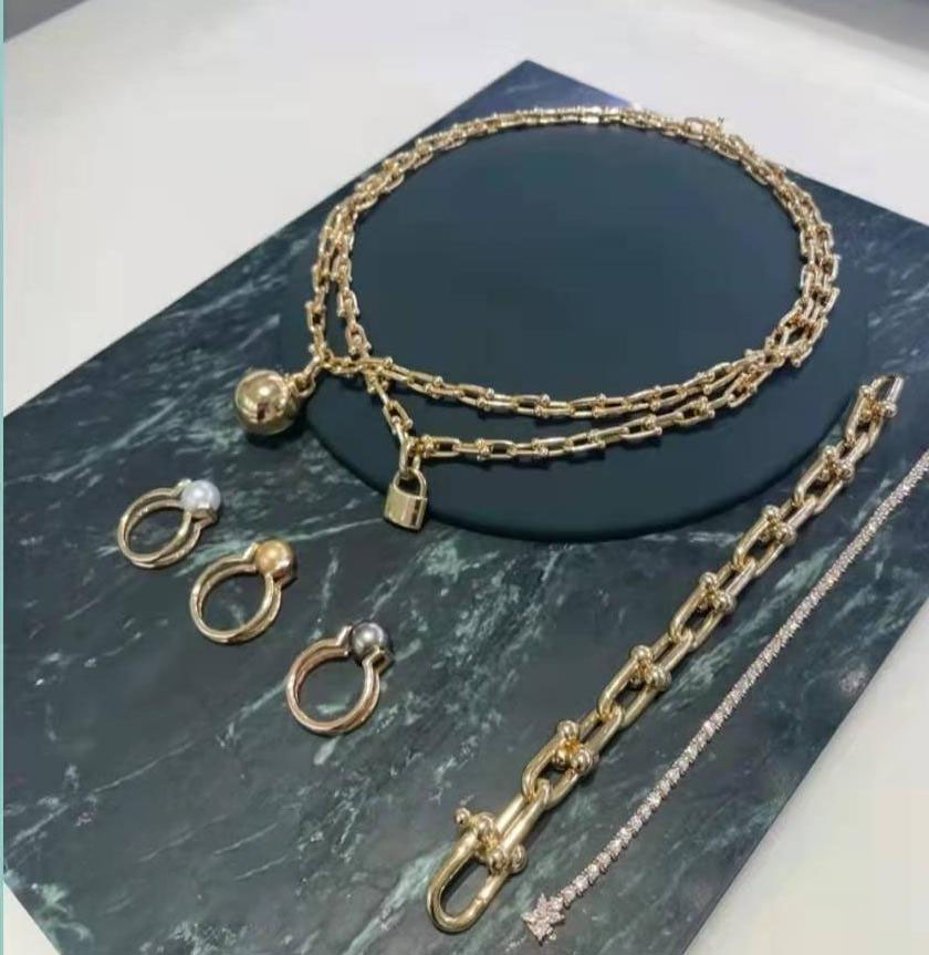 Necklace Bracelet Ball lock Horseshoe hardware designer Women Men couple fashion watche Top Quality Wedding Party Thanksgiving Day Valentine Gold Silver Rose 03
Necklace Bracelet Ball lock Horseshoe hardware designer Women Men couple fashion watche Top Quality Wedding Party Thanksgiving Day Valentine Gold Silver Rose 03