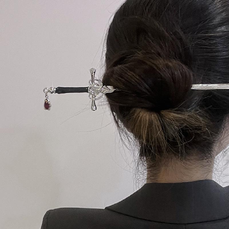 Hair Clips & Barrettes Chinese Punk Ruby Pendant Sword Hairpin Fashion Simple Modern Headdress Back Of The Head Pan OrnamentHair
Hair Clips & Barrettes Chinese Punk Ruby Pendant Sword Hairpin Fashion Simple Modern Headdress Back Of The Head Pan OrnamentHair