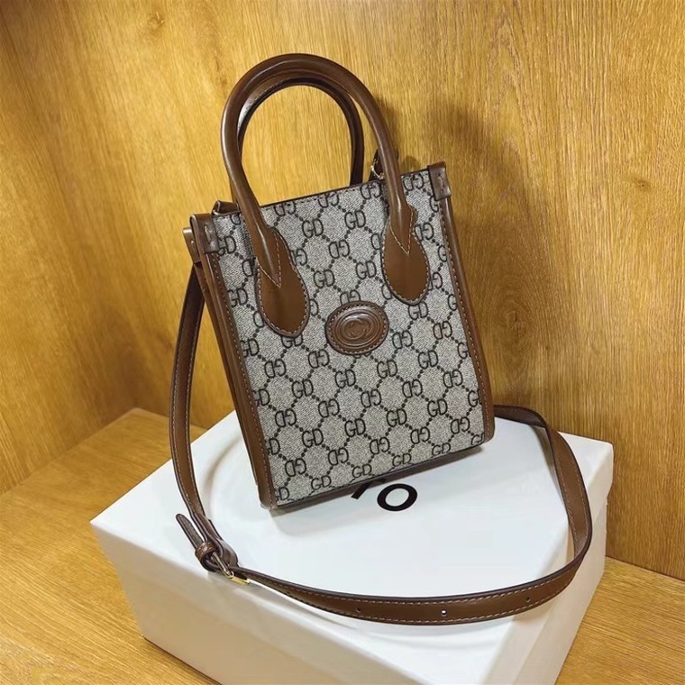 2022 luxury accessories designer new in kind with small square bag, foreign style and Single Shoulder Messenger Mini women's bag, Khaki
2022 luxury accessories designer new in kind with small square bag, foreign style and Single Shoulder Messenger Mini women's bag, Khaki