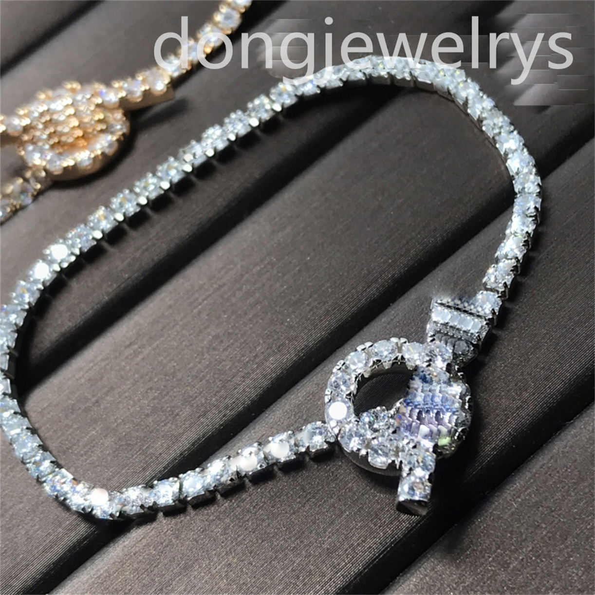 Love Sliver Charm Bracelet Dongjewelrys Gold Bracelets Bangles Shiny Women Bracelet Couple Cjewelry Ladies Luxury Crystal Wedding Jewelry Gift
Love Sliver Charm Bracelet Dongjewelrys Gold Bracelets Bangles Shiny Women Bracelet Couple Cjewelry Ladies Luxury Crystal Wedding Jewelry Gift