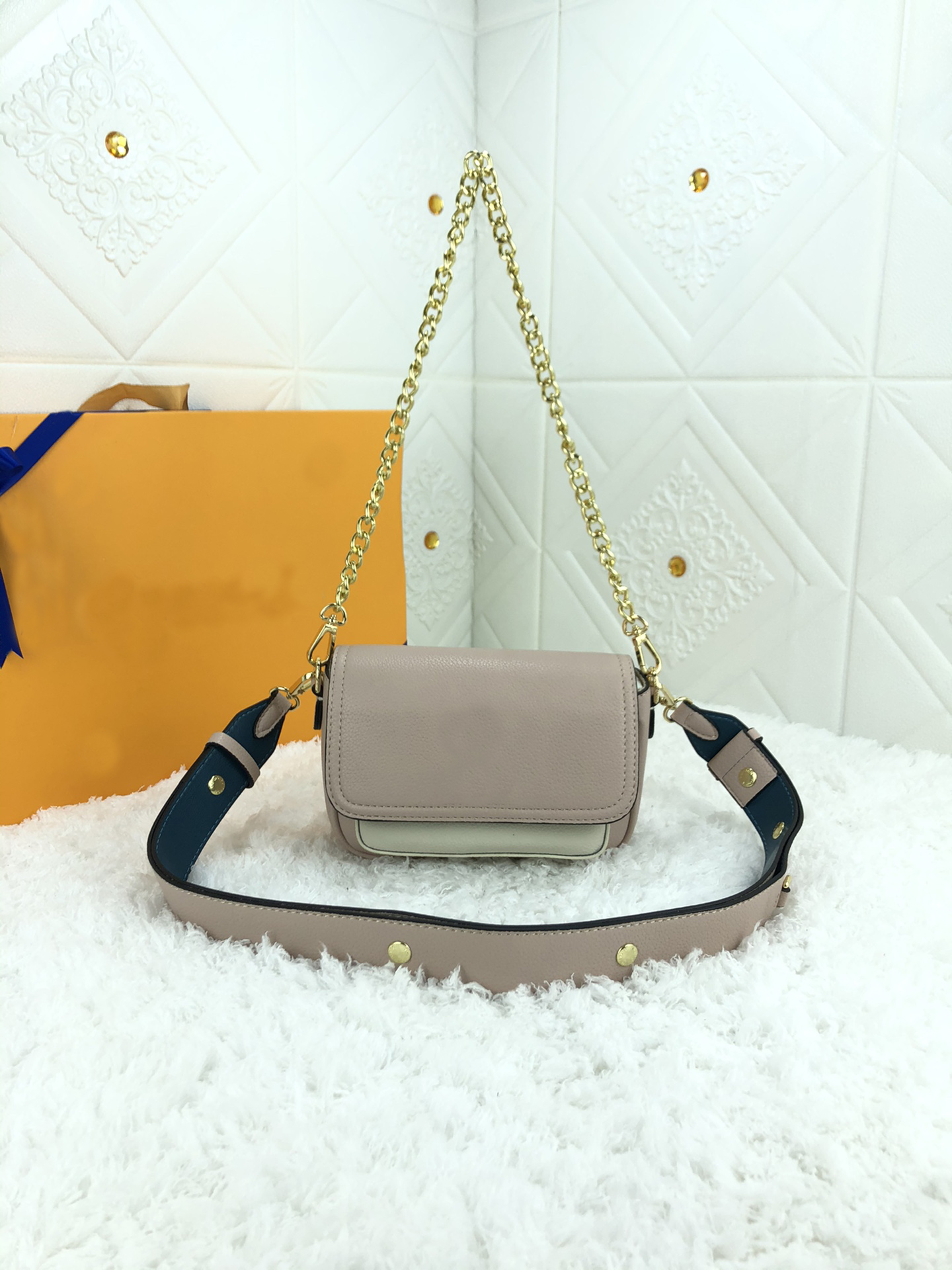 5A Top Quality Fashion Women Bag Two-tone Clamshell-type Chain Leather Crossbody ShoulderBag with Box B077 (58554 58555)
5A Top Quality Fashion Women Bag Two-tone Clamshell-type Chain Leather Crossbody ShoulderBag with Box B077 (58554 58555)