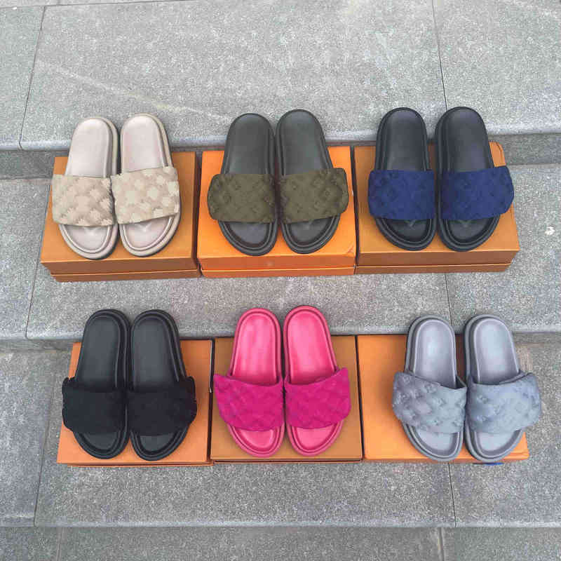 POOL PILLOW COMFORT MULE Luxury designer woman Slippers profession ladies casual slides wide-band classical sandals padded front strap with
POOL PILLOW COMFORT MULE Luxury designer woman Slippers profession ladies casual slides wide-band classical sandals padded front strap with