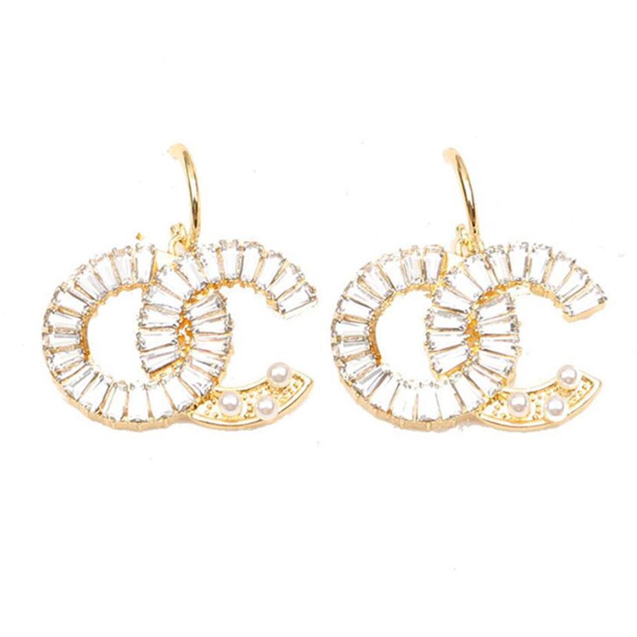 Fashion Womens Brand Designer Double Letters Crystal Earrings Stud Women Elegance Temperament Simple Ladies Wedding Party Jewelry 260u
Fashion Womens Brand Designer Double Letters Crystal Earrings Stud Women Elegance Temperament Simple Ladies Wedding Party Jewelry 260u