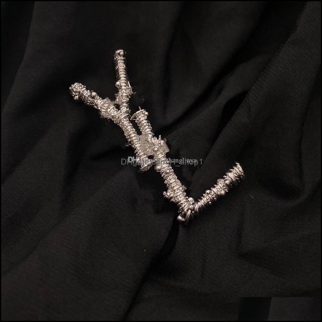 Pins Brooches Jewelry 2022 European And American Letter Brooch Simple Design British Style Suit Anti-Glare Accessories Unisex High Quality
Pins Brooches Jewelry 2022 European And American Letter Brooch Simple Design British Style Suit Anti-Glare Accessories Unisex High Quality