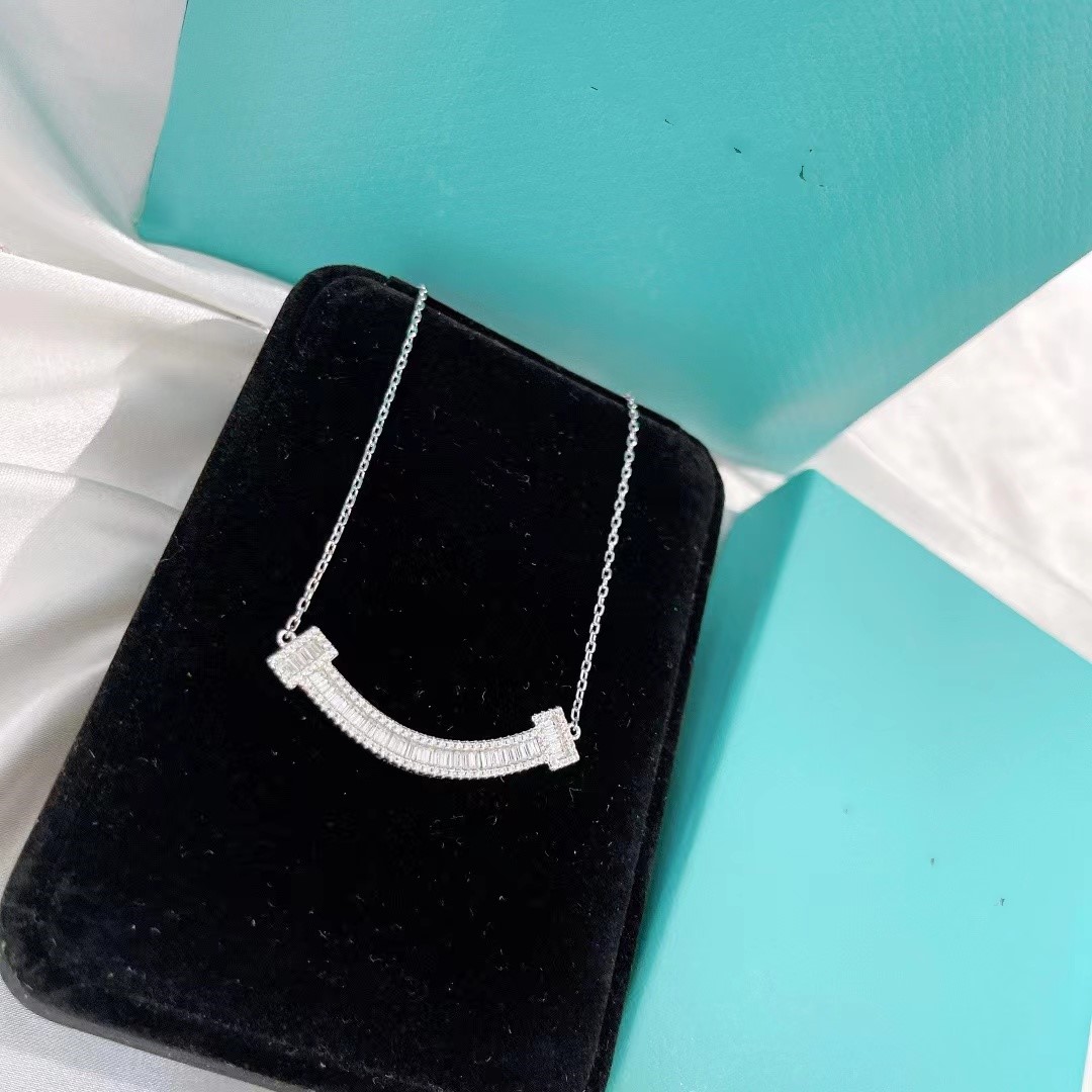 Luxury Classic Designer Necklace S925 Sterling Silver Full Crystal Smile Charm Pendant Chain For Women Jewelry
Luxury Classic Designer Necklace S925 Sterling Silver Full Crystal Smile Charm Pendant Chain For Women Jewelry