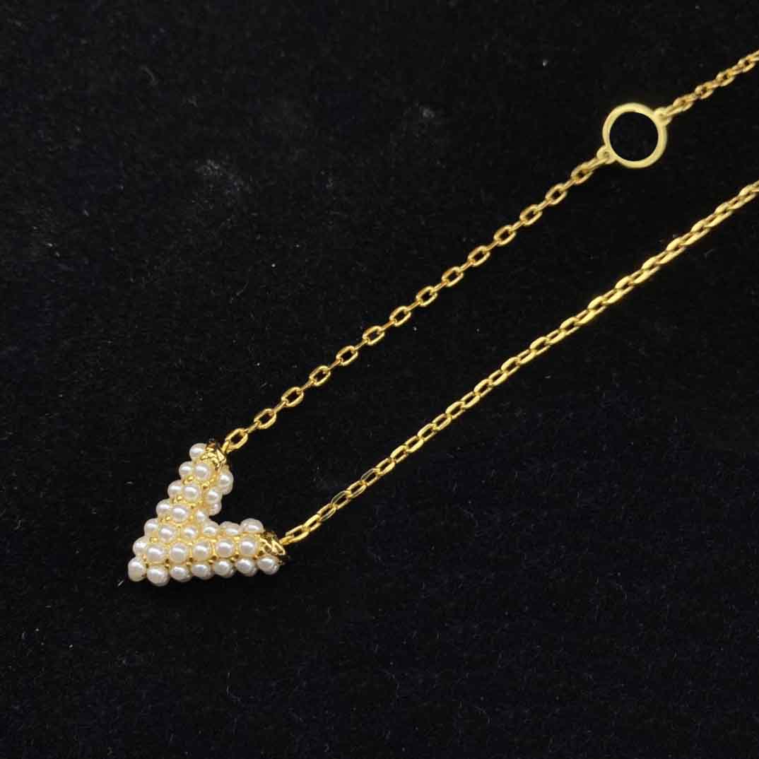Fashion Chains extravagant V pendant necklaces bracelet stud earrings and set Pearl jewelry classic designer titanium steel women girl engagement
Fashion Chains extravagant V pendant necklaces bracelet stud earrings and set Pearl jewelry classic designer titanium steel women girl engagement