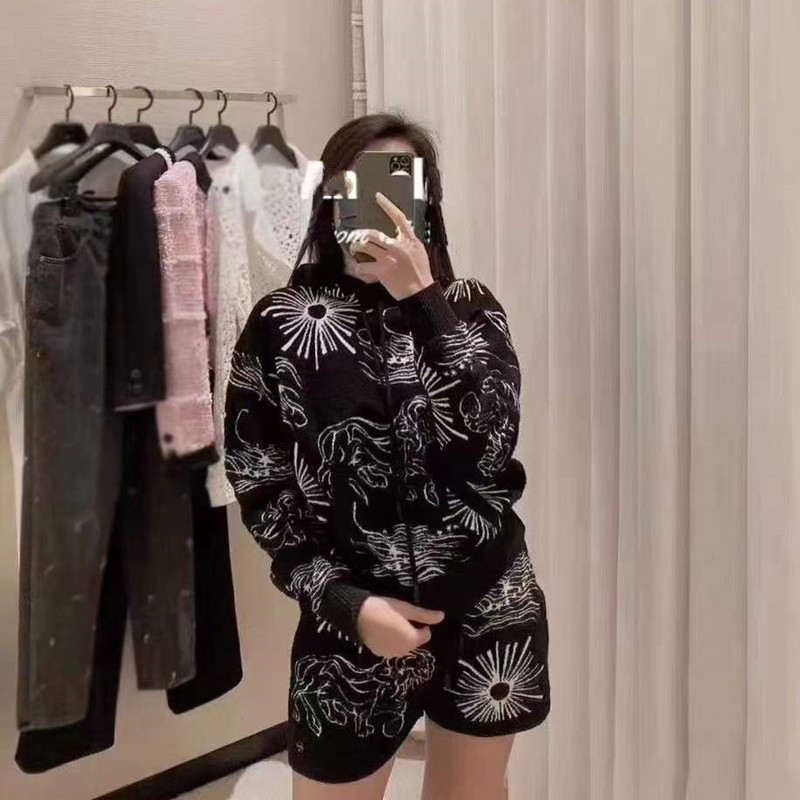 225 2022 Milan Runway Spring Summer Brand Same Style Sweater Long Sleeve Hooded Black Pullover Striped High Quality Womens ou
225 2022 Milan Runway Spring Summer Brand Same Style Sweater Long Sleeve Hooded Black Pullover Striped High Quality Womens ou