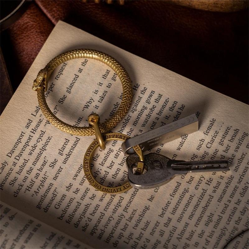 Retro Brass Snake Key Ring Bite chain Ouroboros Accessory Pendant Copper Car Hanging 220411