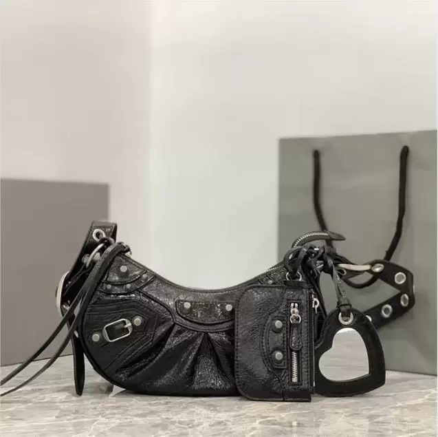 Design luxury le cagole motorcycle bag fashion handmade bag shoulder women's messenger bag retro high-capacity ladies handbag, Dust bag
Design luxury le cagole motorcycle bag fashion handmade bag shoulder women's messenger bag retro high-capacity ladies handbag, Dust bag