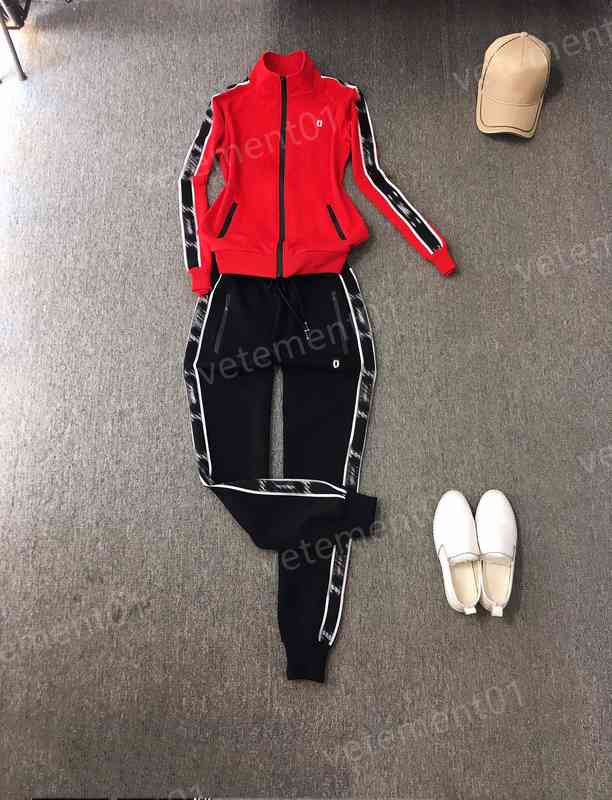Womens Two Piece Pants Stylish Red Webbing Stand-up Collar Zip-up Jacket With Black Pants 2 Piece Sets Luxury Designer Tracksuits
Womens Two Piece Pants Stylish Red Webbing Stand-up Collar Zip-up Jacket With Black Pants 2 Piece Sets Luxury Designer Tracksuits
