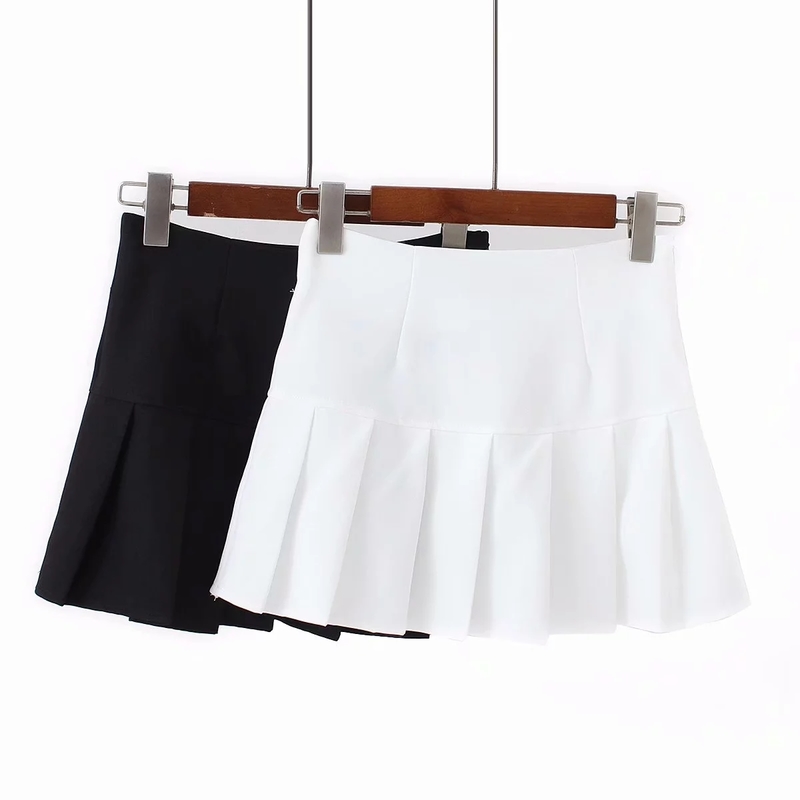 Women Super Pleated Mini Skirt in White / Black 220317