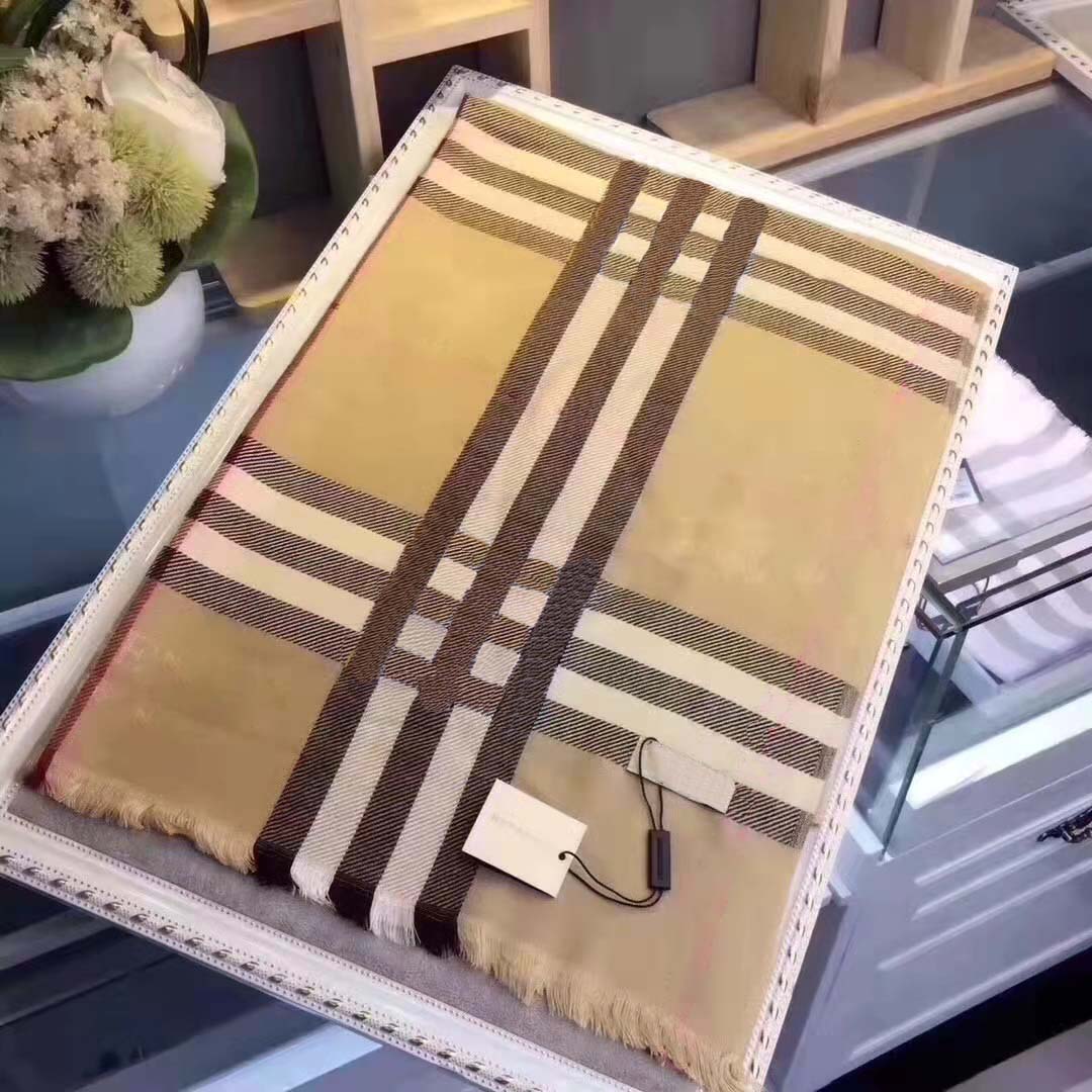 Designer Silk Scarf Versatile Womens Temperament Style WomanHigh quality Headband fashion classic Pashmina plaid printed Bur ultra soft cashmere berry with box
Designer Silk Scarf Versatile Womens Temperament Style WomanHigh quality Headband fashion classic Pashmina plaid printed Bur ultra soft cashmere berry with box