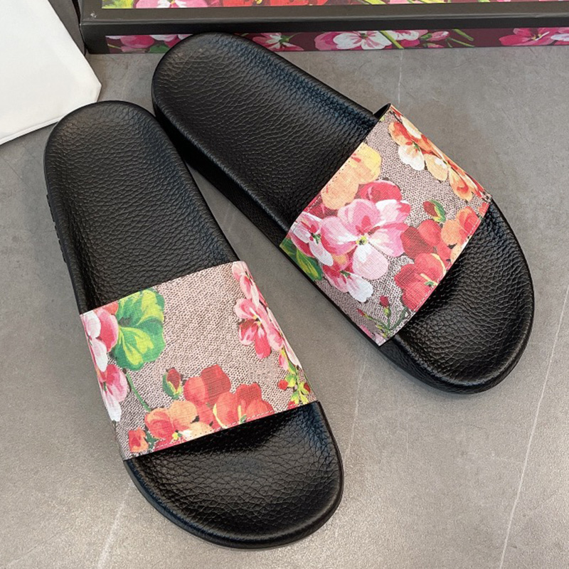 Popular mens or womens luxury designer slippers sandals upper with logo wide flat bottom couples beach swimming pool home outdoor sandals and loafer size 35 46