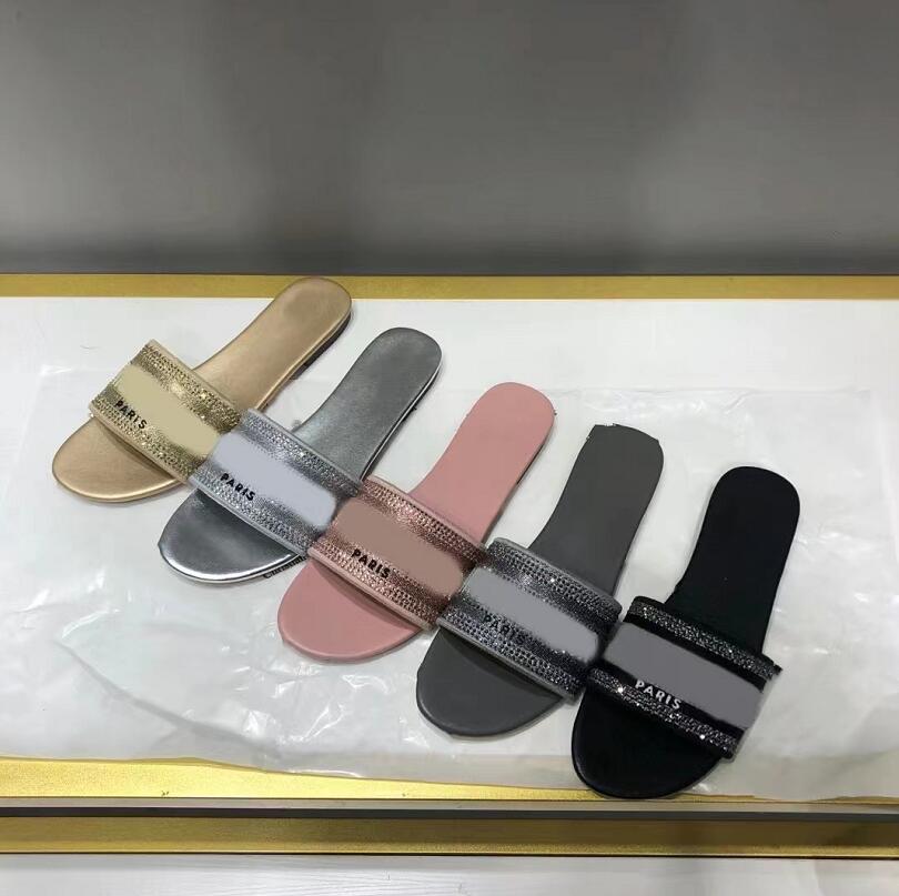 Summer New Style Rhinestone Slippers Designer Women's Embroidery Letter Leisure Flat Bottom Sandals Flowers Scuffs Flip-Flops Fashion Sandbeach Slipper, Not sent separately
Summer New Style Rhinestone Slippers Designer Women's Embroidery Letter Leisure Flat Bottom Sandals Flowers Scuffs Flip-Flops Fashion Sandbeach Slipper, Not sent separately