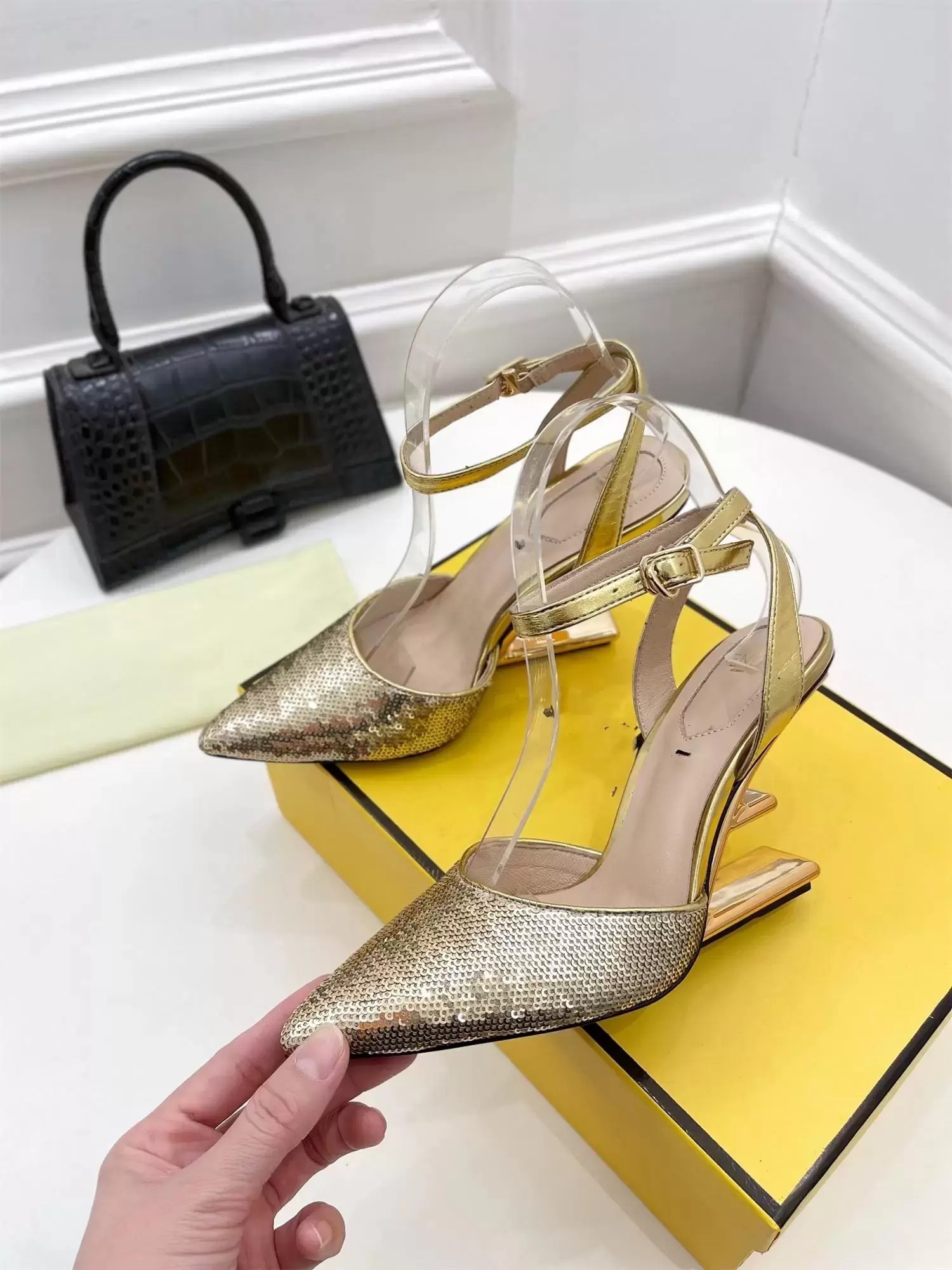 Famous black Summer First Sandals Shoes For Women Mules Gold-tone Heel Open toe Elegant Lady High Heels Slip Sexy Sandalias box EU35-40 
Famous black Summer First Sandals Shoes For Women Mules Gold-tone Heel Open toe Elegant Lady High Heels Slip Sexy Sandalias box EU35-40