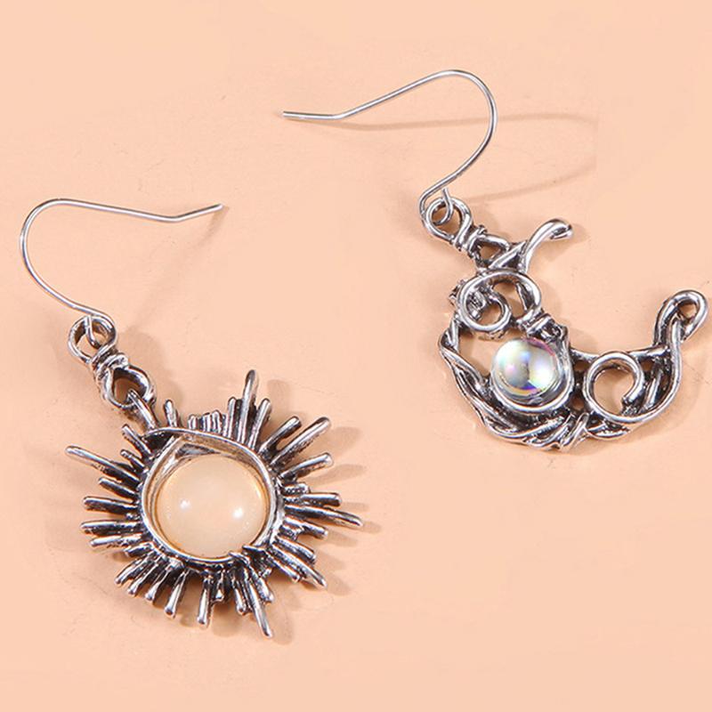 Clip-on & Screw Back Retro Bohemian Style Earrings Simple Sun And Moon Women's Fashion Jewelry Charm Gift Birthday GiftClip-on
Clip-on & Screw Back Retro Bohemian Style Earrings Simple Sun And Moon Women's Fashion Jewelry Charm Gift Birthday GiftClip-on